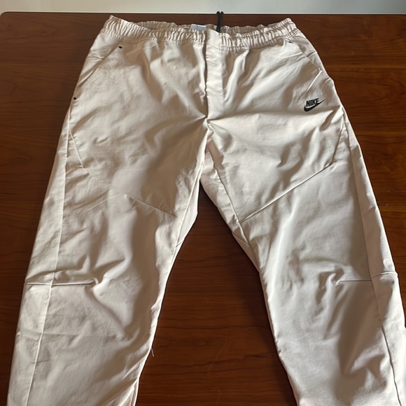 Mens Nike Sportswear Tech Unlined Commuter Pants DH4224-126 Beige NWT - Picture 2 of 4